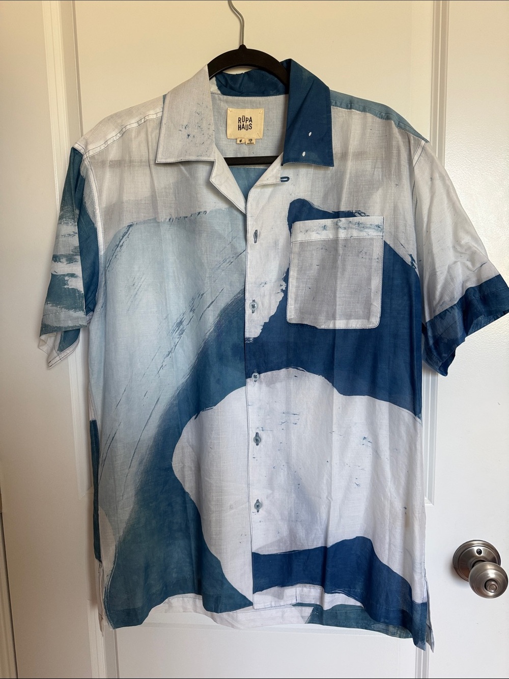 Men’s Short-Sleeve Abstract Button-Down Shirt in Blue & White